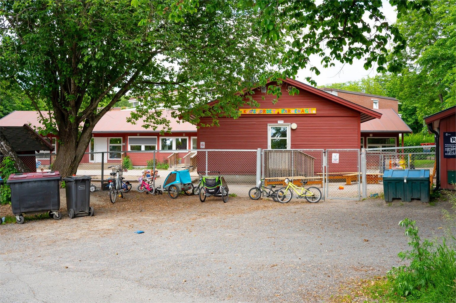 Kort vei til barnehagen som ligger like i nærheten av boligen. 