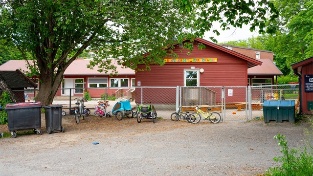 Kort vei til barnehagen som ligger like i nærheten av boligen.