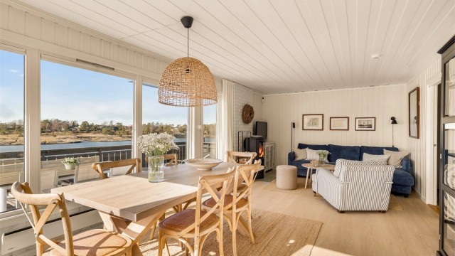 Hytta har en praktisk og effektiv planløsning. Stuen er lys og åpen, med store vindusflater vendt mot vest og sjøen.