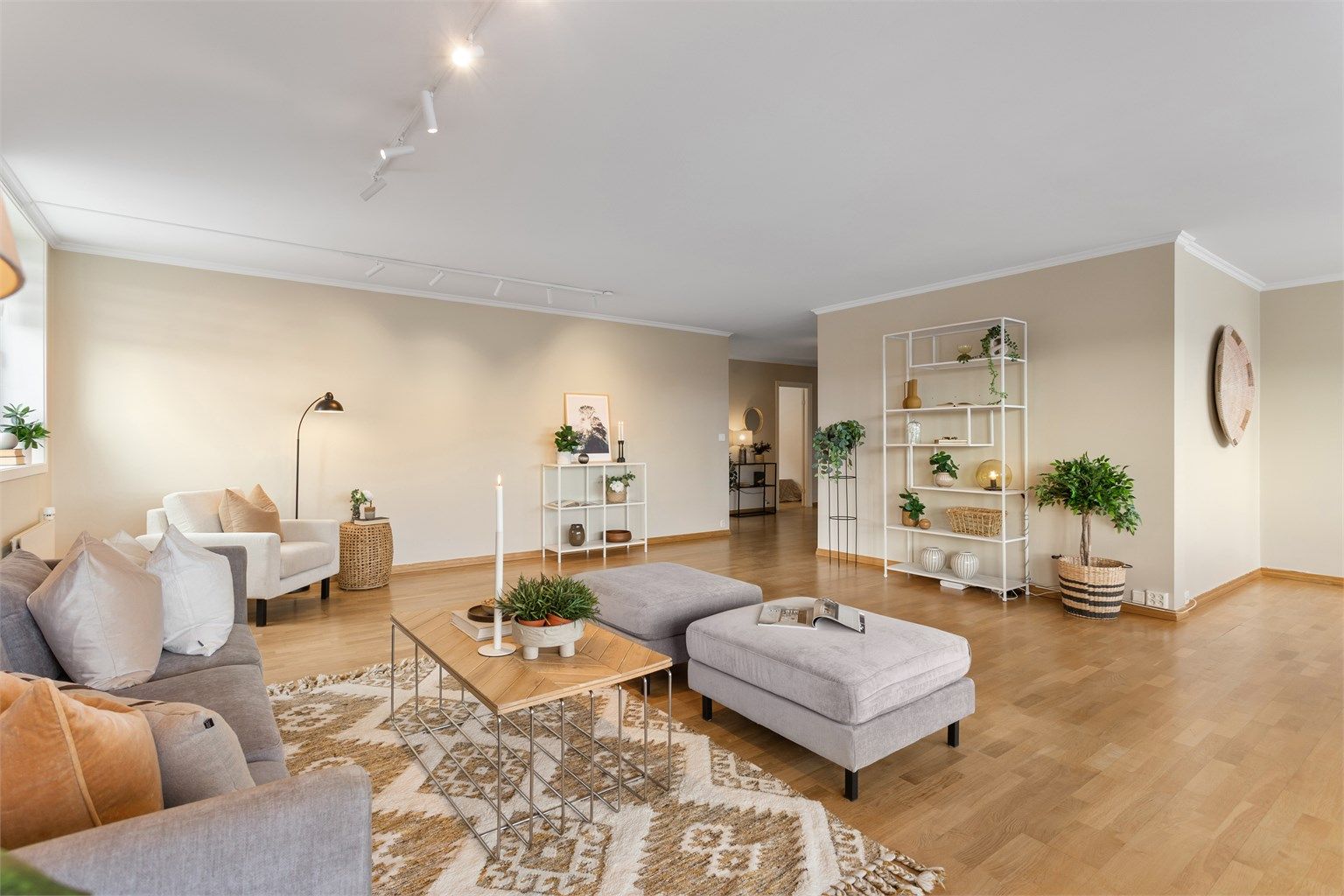 Romslig stue med god plass til sofagruppe og spisebord