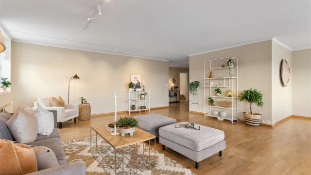 Romslig stue med god plass til sofagruppe og spisebord