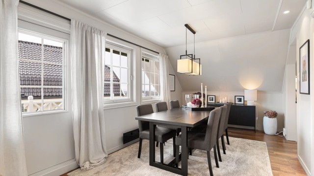 Fra stuen/spisestuen er det utgang til sydvestvendt og solrik terrasse med noe fjordutsikt