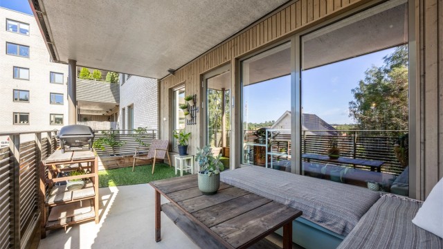 Den romslige balkongen på 14 m² er en flott forlengelse av stuen.
