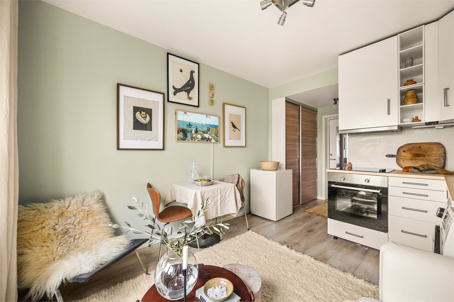 Den åpne løsningen gir fleksibilitet til å møblere med både sittegruppe og en liten spiseplass.