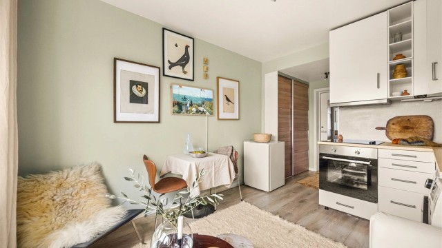 Den åpne løsningen gir fleksibilitet til å møblere med både sittegruppe og en liten spiseplass. Foto: Martine Eren Studio