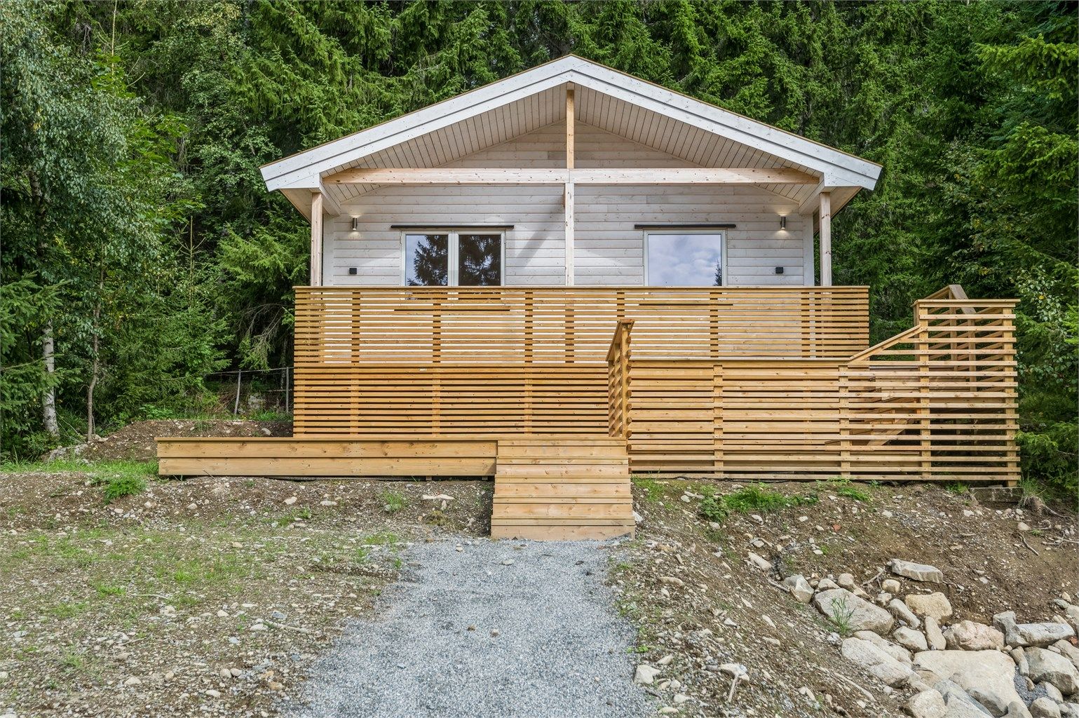 Koselig nybygget hytte med terrasse og flott beliggenhet! Hytta er malt etter disse bildene er tatt. 