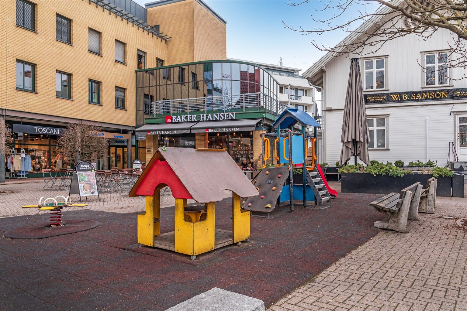 Det er gangavstand til det meste av hverdagens fasiliteter på Bekkestua, alt fra kafeer til treningssenter, dagligvarebutikker og øvrige servicetilbud 