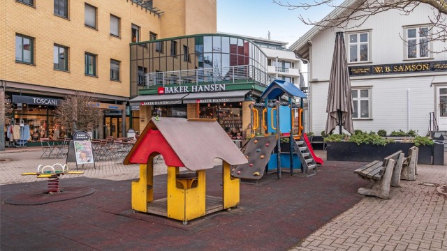 Det er gangavstand til det meste av hverdagens fasiliteter på Bekkestua, alt fra kafeer til treningssenter, dagligvarebutikker og øvrige servicetilbud