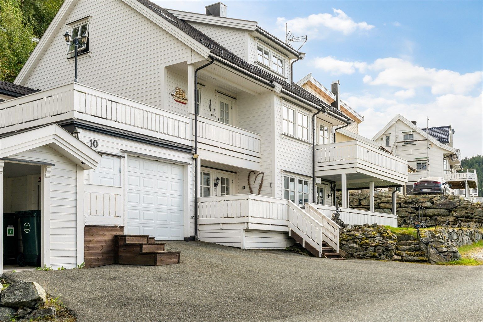  Boligen ligger landlig og tilbaketrukket med lite gjennomgangstrafikk, omtrent 15 minutters kjøretur til Trondheim sentrum. I tillegg ligger Flakk fergeleie kun et par minutter unna, og tar deg over til Indre Fosen. 