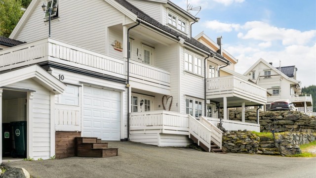 Boligen ligger landlig og tilbaketrukket med lite gjennomgangstrafikk, omtrent 15 minutters kjøretur til Trondheim sentrum. I tillegg ligger Flakk fergeleie kun et par minutter unna, og tar deg over til Indre Fosen.