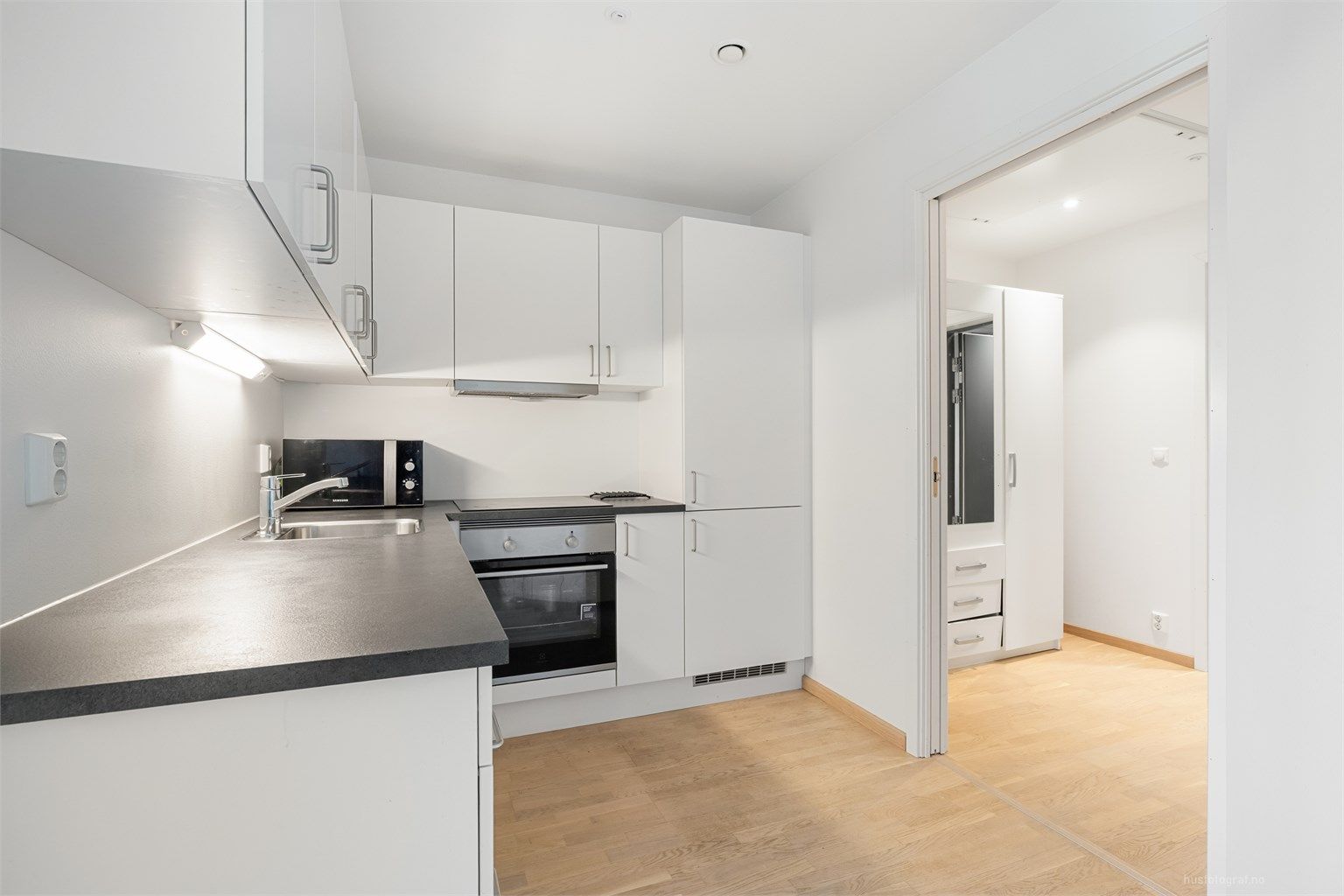 Stilren kjøkkeninnredning med helintegrerte hvitevarer