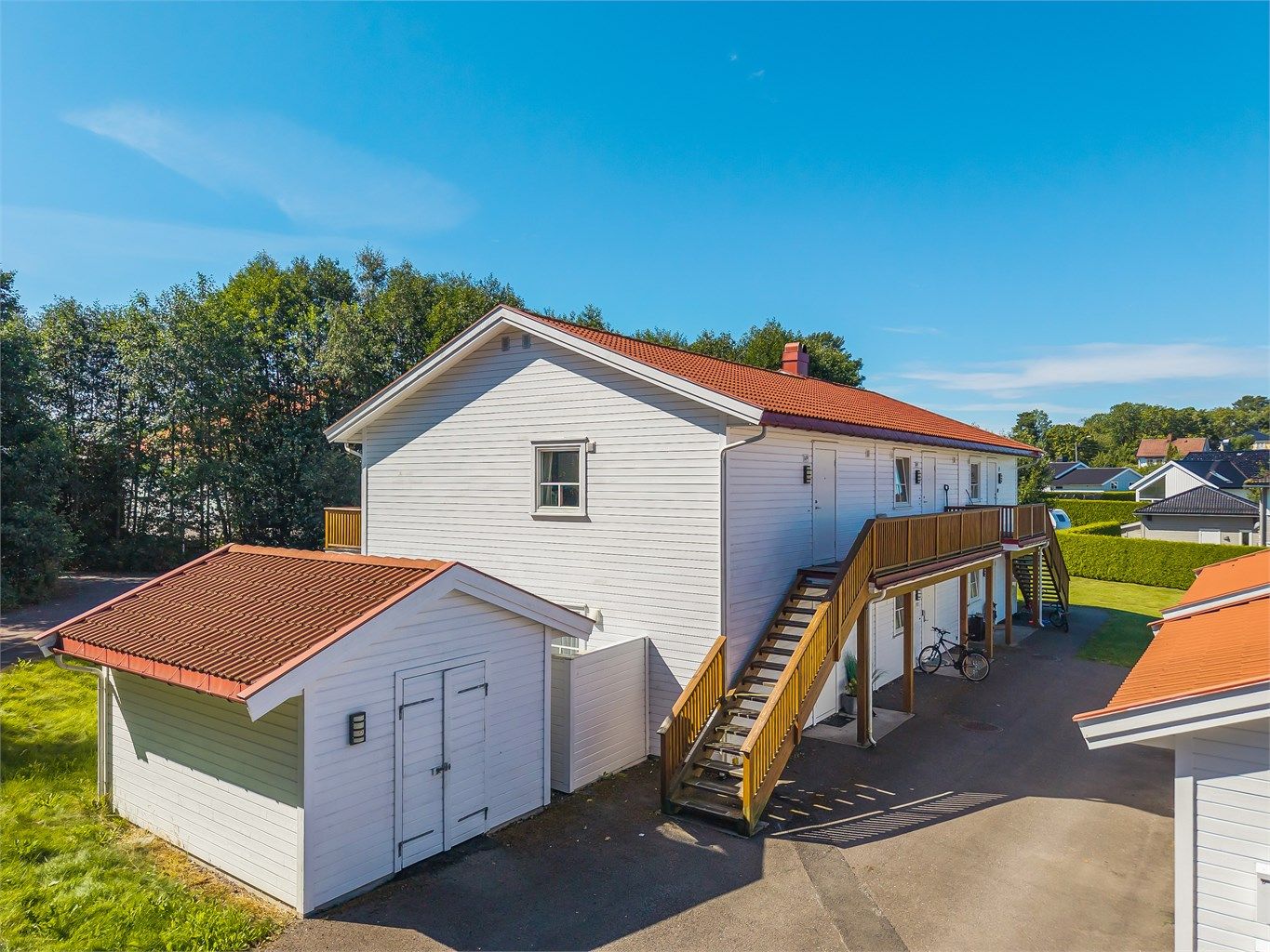 Leiligheten befinner seg i 2. etasje. Adkomst til leiligheten skjer via utvendig trapp til svalgang, med egen inngangsdør til bolig