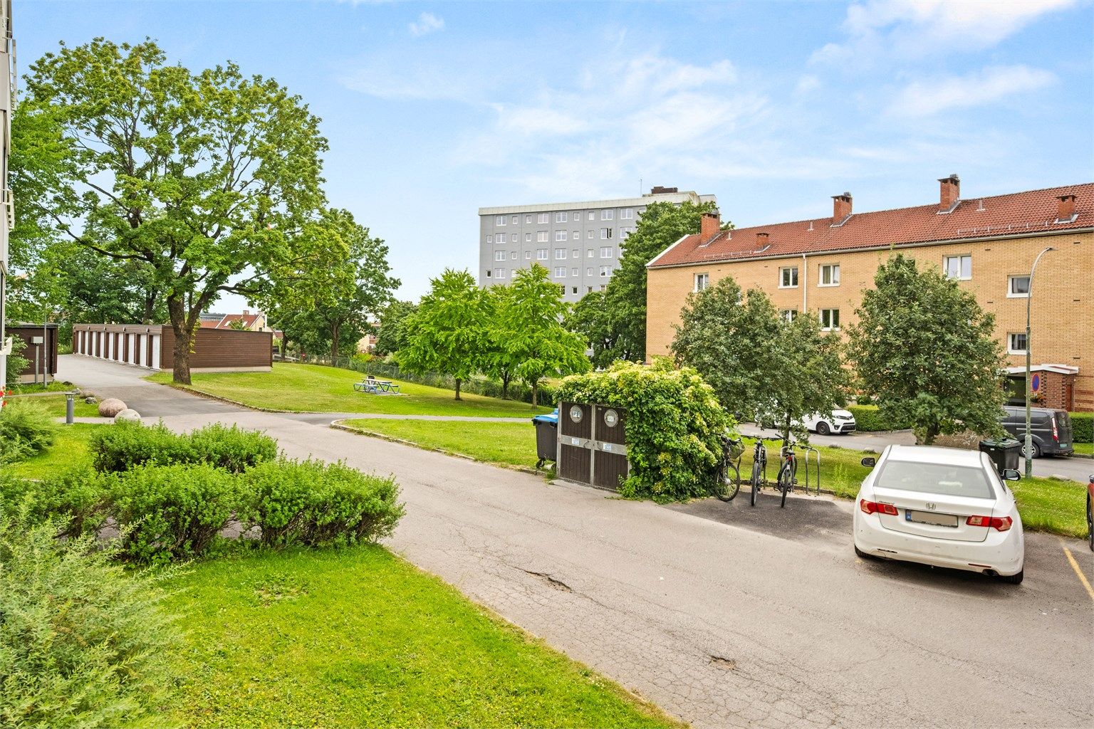 Nærområdet byr på store, flotte grøntområder og flere lekeplasser.
