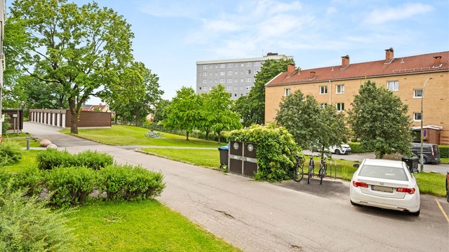 Nærområdet byr på store, flotte grøntområder og flere lekeplasser.
