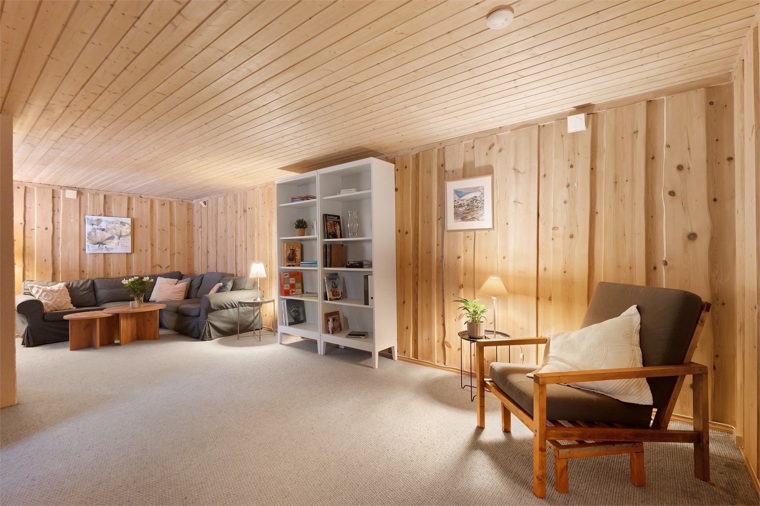 Rommet er innredet med eget ildsted og har gulvvarme for økt komfort.