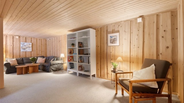 Rommet er innredet med eget ildsted og har gulvvarme for økt komfort.