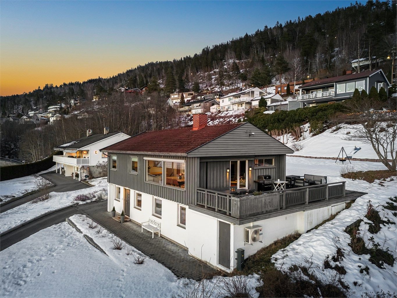 Frittliggende enebolig fra 1973, fint plassert på en skrånende tomt med gode utsiktsforhold. 
Foto: Stine Prøitz Jørgensen