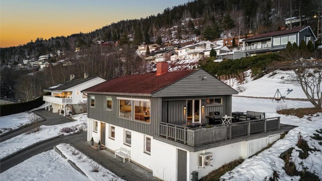 Frittliggende enebolig fra 1973, fint plassert på en skrånende tomt med gode utsiktsforhold.
Foto: Stine Prøitz Jørgensen