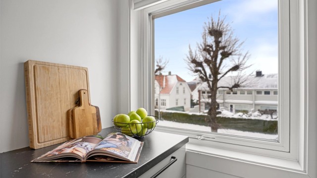 Detaljbilde av benkeplass og utsikt fra kjøkkenvindu
