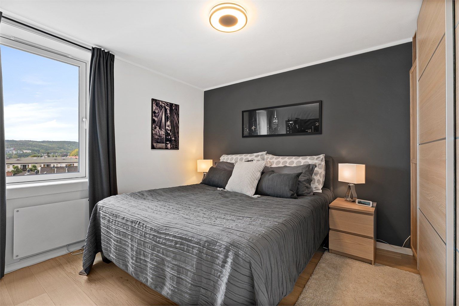 Hovedsoverom med skyvedørsgarderobe og god plass til dobbeltseng. 