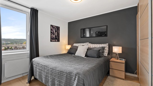 Hovedsoverom med skyvedørsgarderobe og god plass til dobbeltseng.