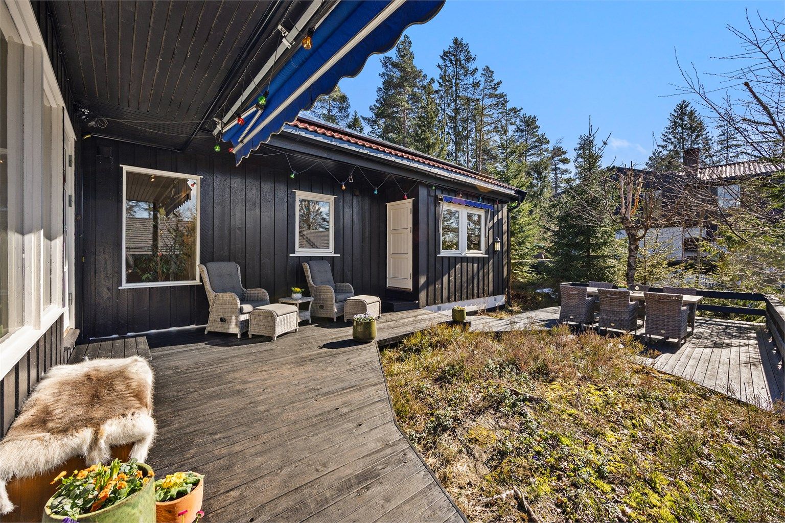 Herlig uteplass med gode solforhold.