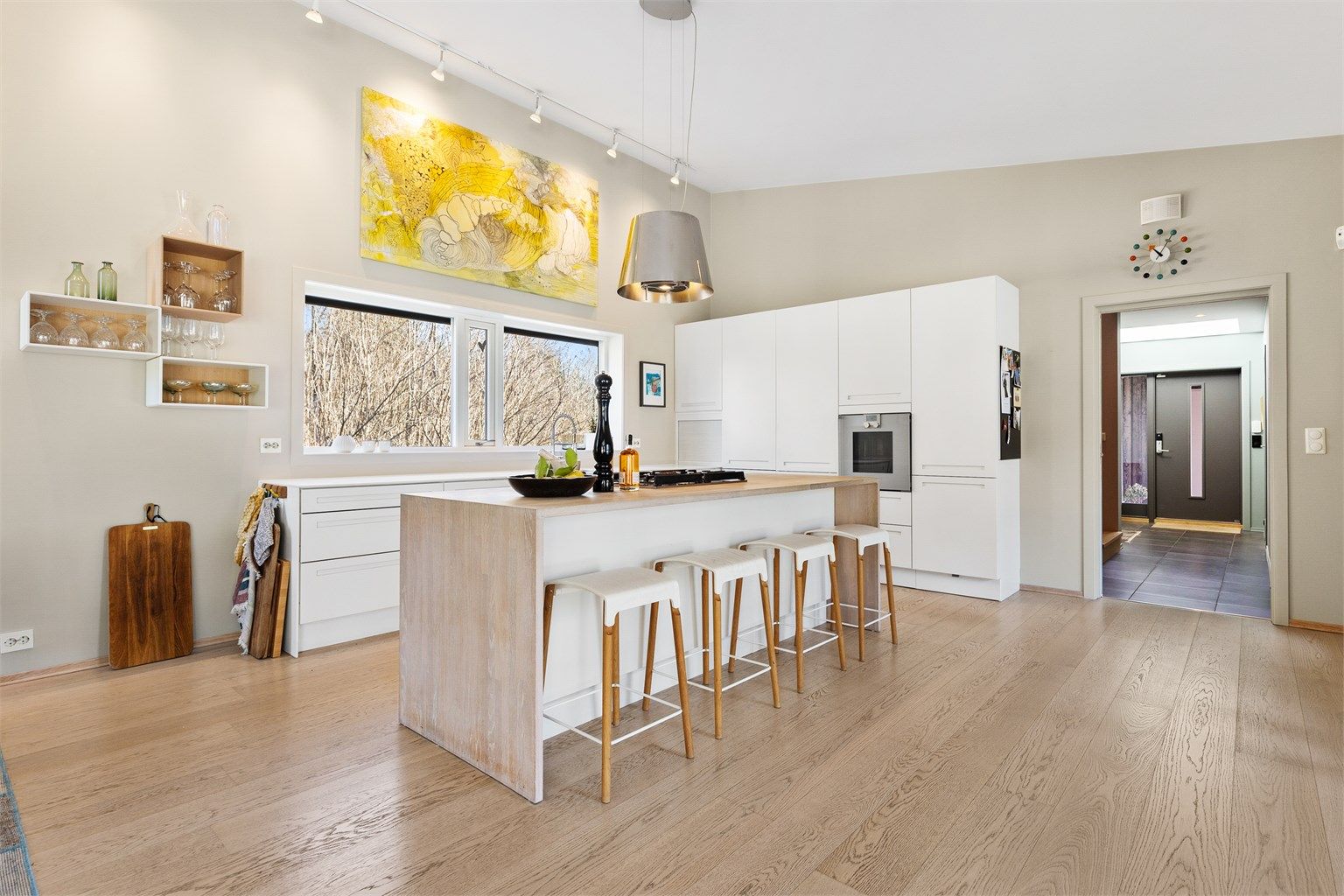 Den åpne løsningen mellom stue, spisestue og kjøkken skaper en sosial atmosfære når man er med venner og familie.