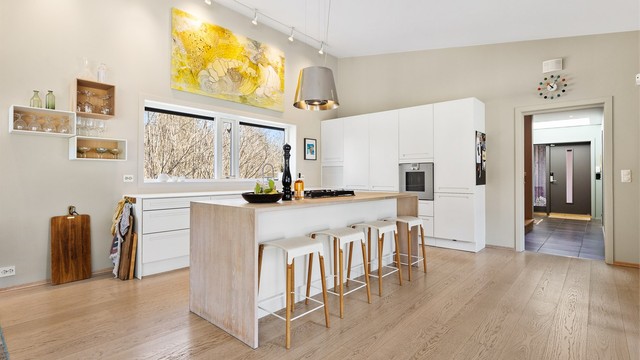 Den åpne løsningen mellom stue, spisestue og kjøkken skaper en sosial atmosfære når man er med venner og familie.