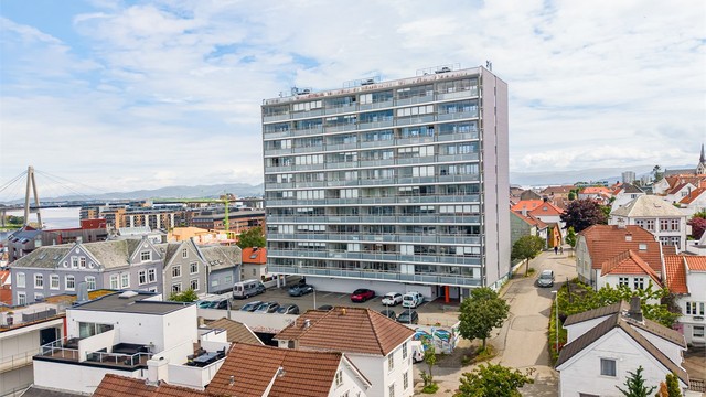 Det er p-plasser i borettslaget som man kan søke om å få tildelt å leie