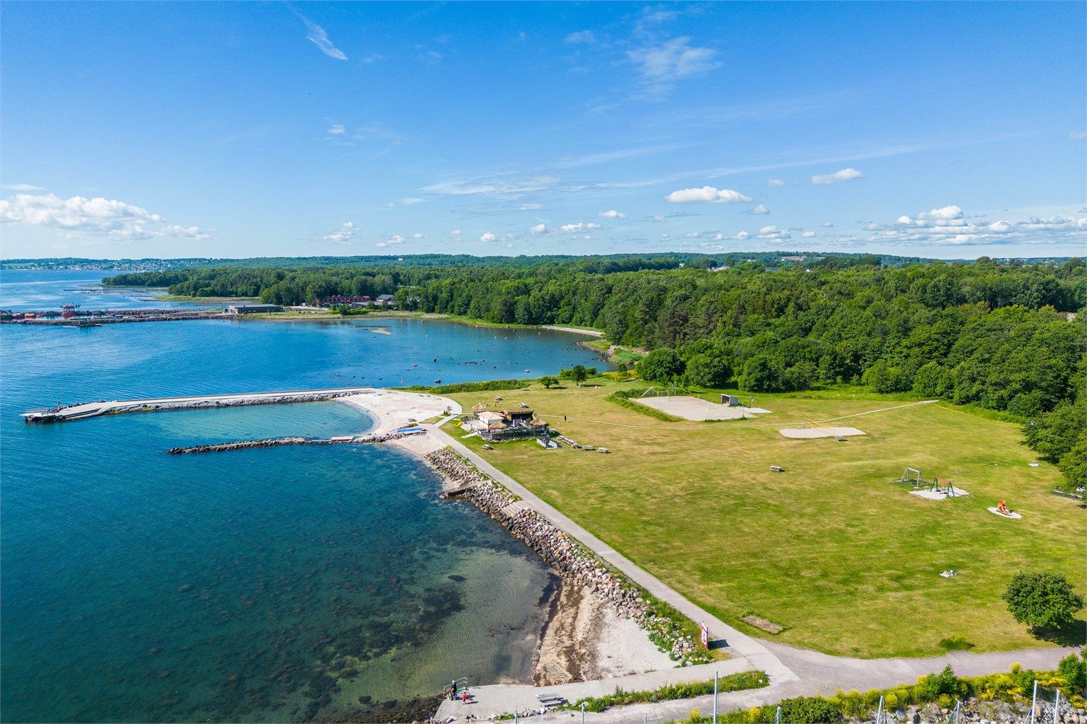 Rørestrand byr på sandstrand, badebrygge og store gressplener for badeliv.