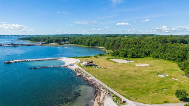 Rørestrand byr på sandstrand, badebrygge og store gressplener for badeliv.