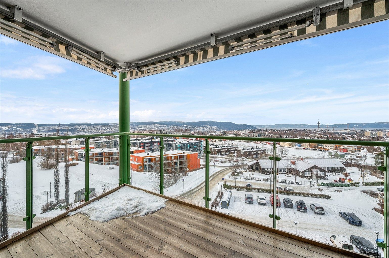 Romslig og oppgradert overbygd balkong med nytt tregulv fra 2022. Her sitter du lunt og skjermet med flott utsyn og gode solforhold. 