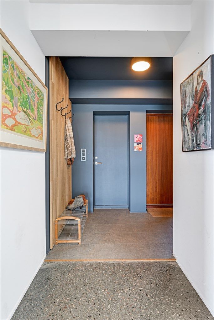 Fra vindfanget er det også adkomst til en praktisk bod