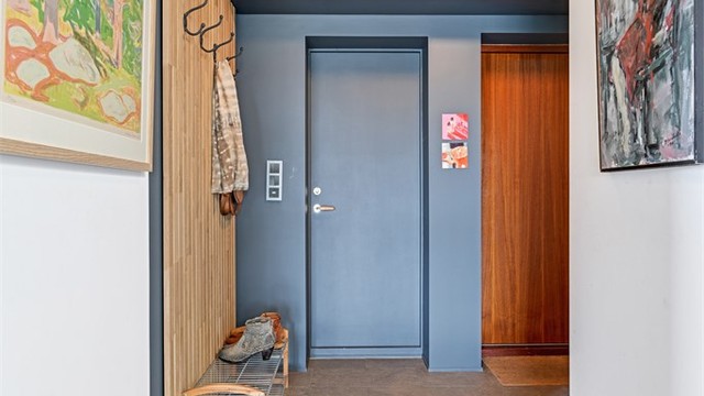 Fra vindfanget er det også adkomst til en praktisk bod