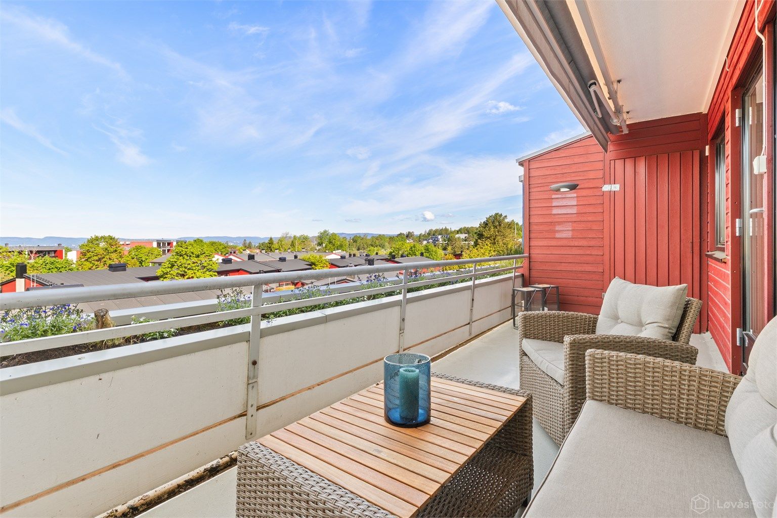 Fra stuen er det utgang til en vestvendt terrasse på 11 m² med plass til sittegruppe.
Foto: [Fotograf eller fotofirma]