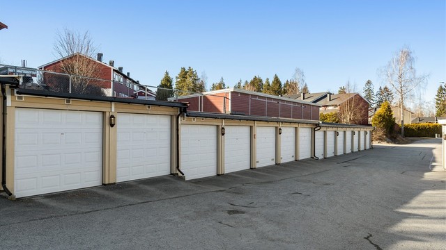Boligen disponerer garasjeplass i fellesrekke, med elbillader.