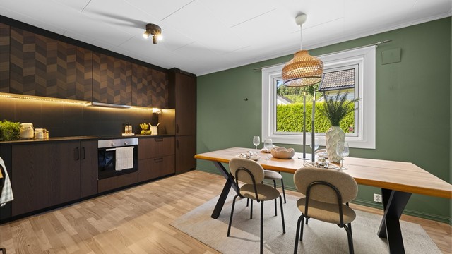 Romslig kjøkken med plass til stor spisegruppe