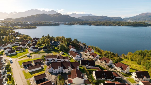 Etablert boligstrøk ca. 2 km fra Spjelkavik sentrum og med gode bussforbindelser.