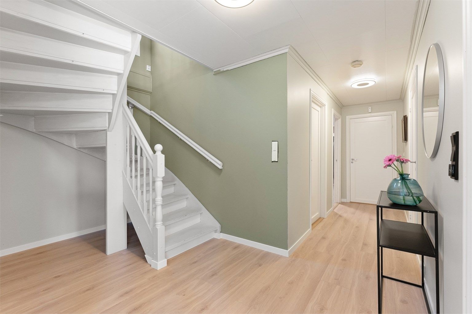 Gangen i underetasjen har nylagte gulv og malte overflater, og binder etasjen sammen på en effektiv måte.