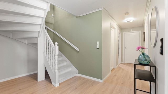 Gangen i underetasjen har nylagte gulv og malte overflater, og binder etasjen sammen på en effektiv måte.