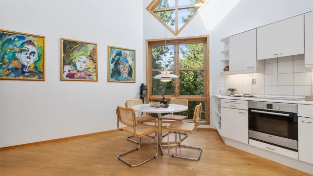Det er god plass på kjøkkenet til et kjøkkenbord/en spisegruppe.
