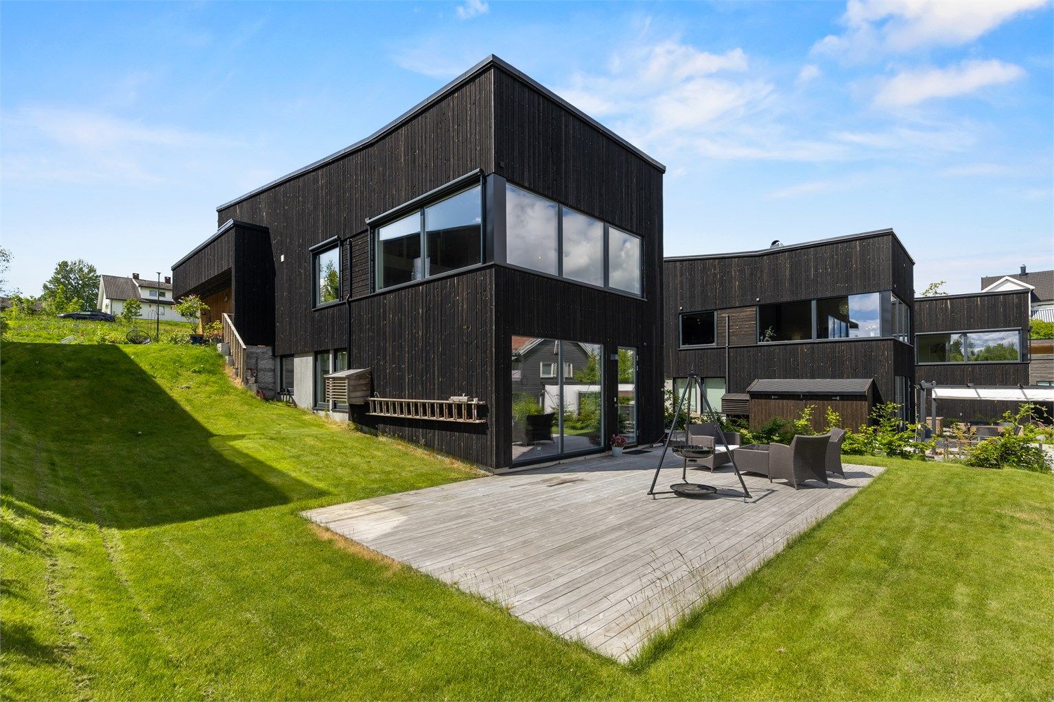 Velkommen til Haresporet 6, presentert av Terje Tveit i Krogsveen. Her får du en innholdsrik enebolig, ny i 2020, med hybel og en dobbelgarasje med lader.