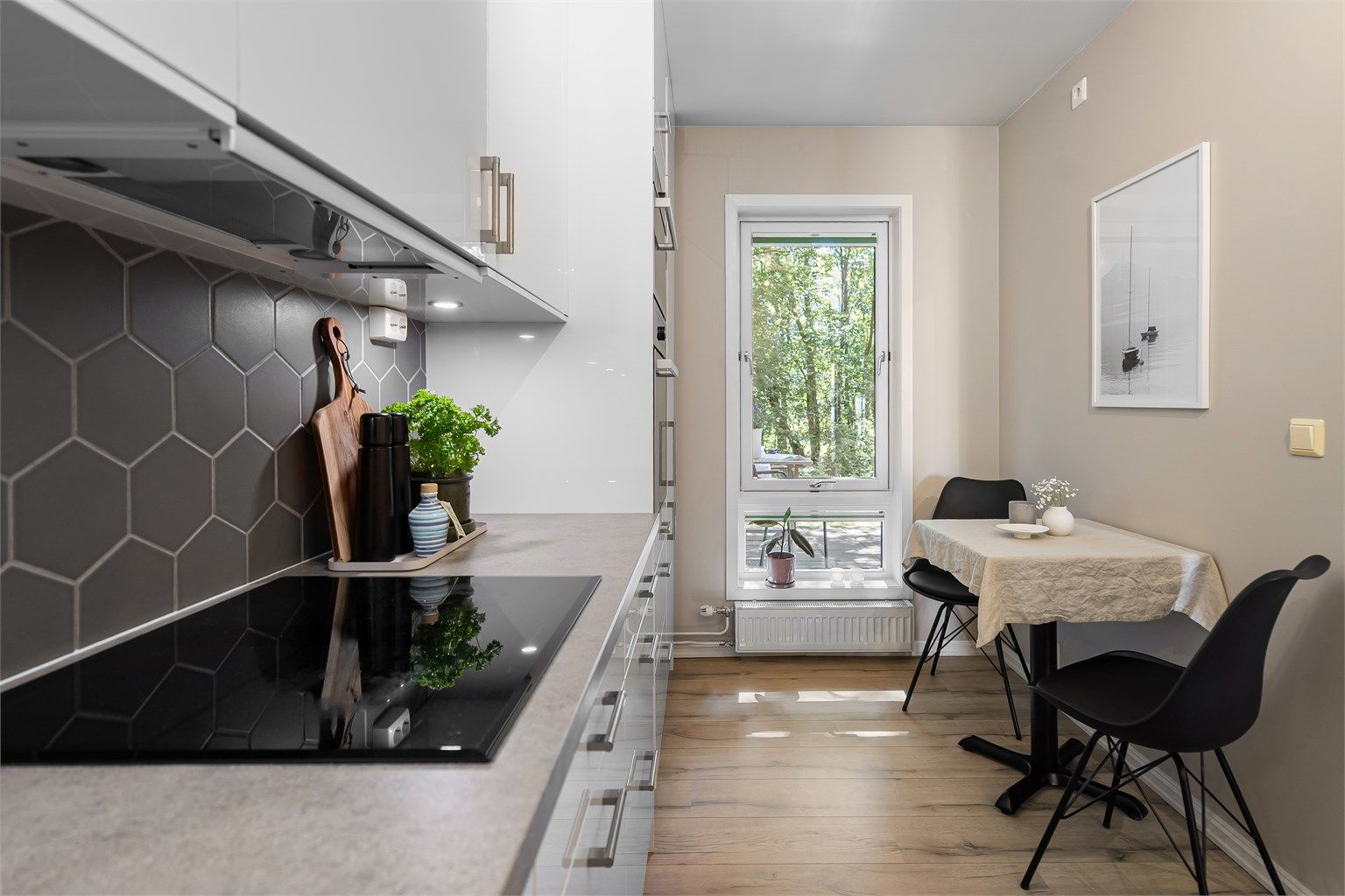 Rommet har plass til et mindre spisebord i tilknytning til kjøkkenvindu som vender ut mot grønne omgivelser og morgensolen. 