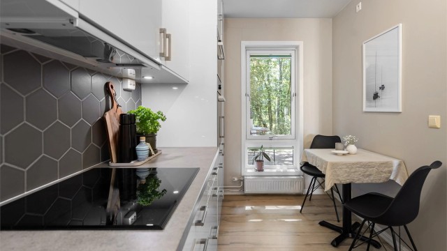 Rommet har plass til et mindre spisebord i tilknytning til kjøkkenvindu som vender ut mot grønne omgivelser og morgensolen.