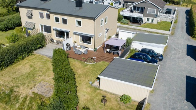 Et familievennlig hjem med romslige uteområder, praktiske løsninger og en rolig beliggenhet på populære Sørli.