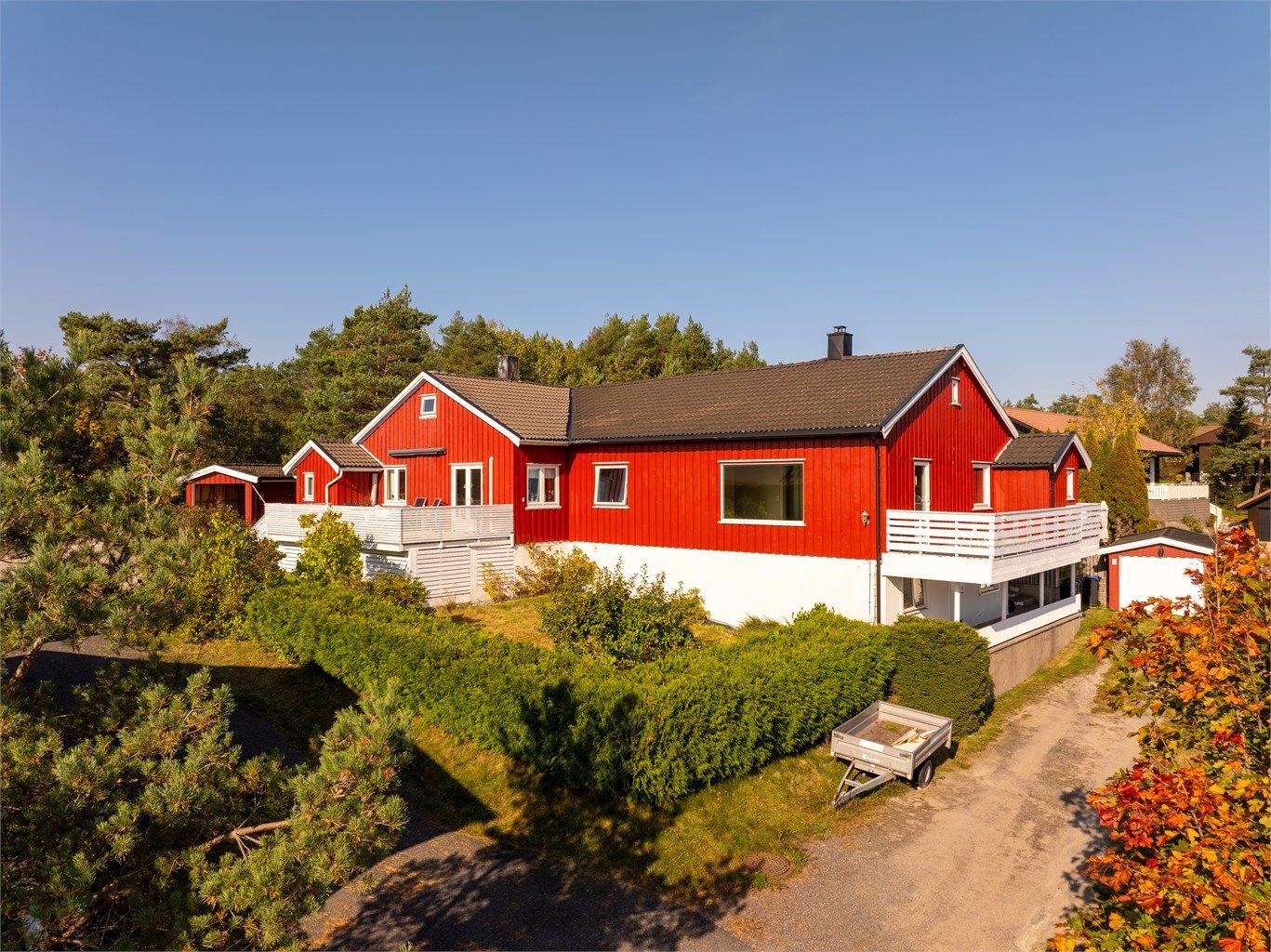 Boligen ble oppført i 1962 med alle oppholdsrom på én flate. Under del av første etasje er det kjeller med god høyde og uinnredede rom.