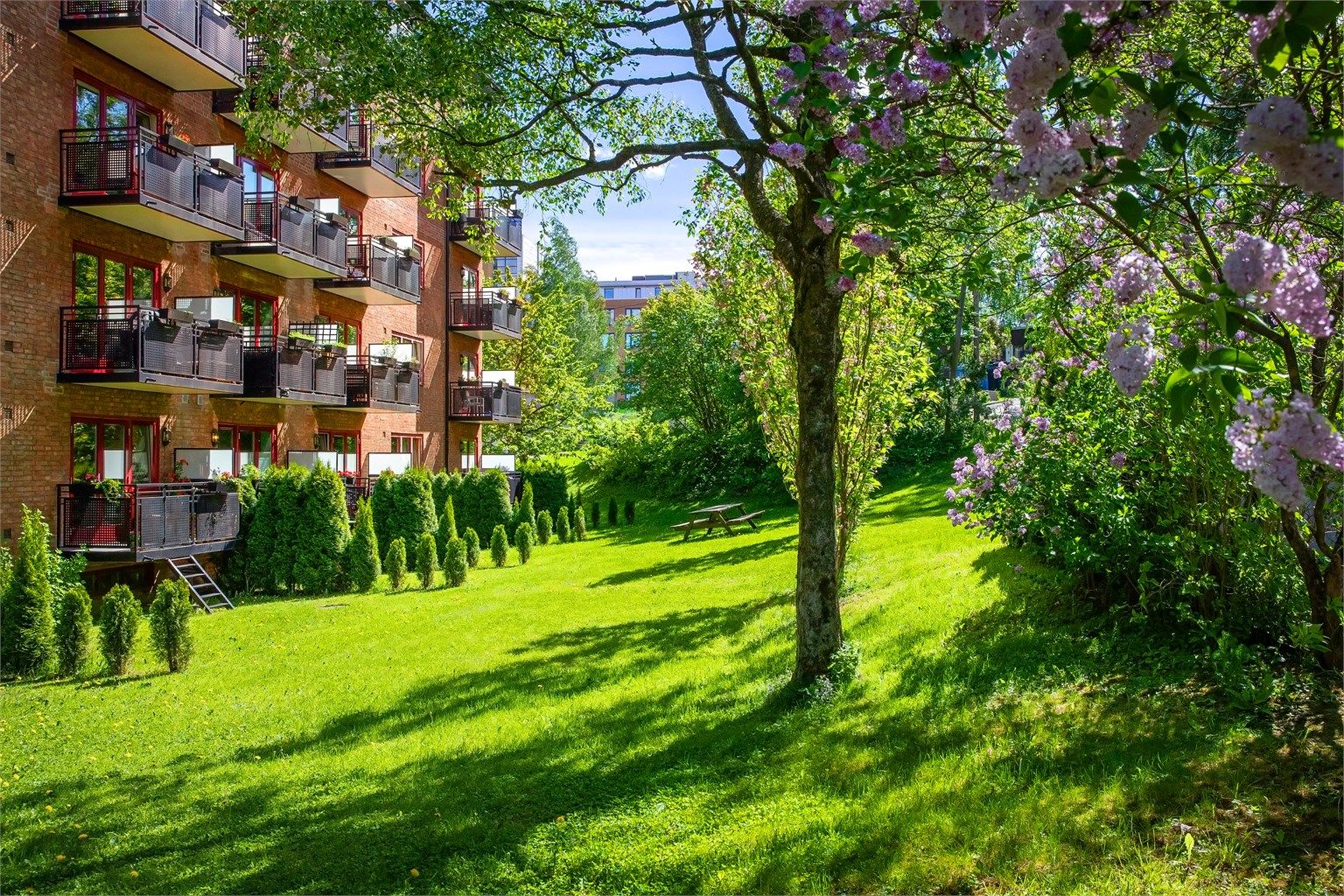 Her bor du med nærhet til alle fordelene byen har med et godt kollektiv tilbud, nærhet til butikker, kaféer og spisesteder, samtidig som du har flere flotte grøntområder i nærheten