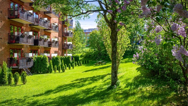 Her bor du med nærhet til alle fordelene byen har med et godt kollektiv tilbud, nærhet til butikker, kaféer og spisesteder, samtidig som du har flere flotte grøntområder i nærheten