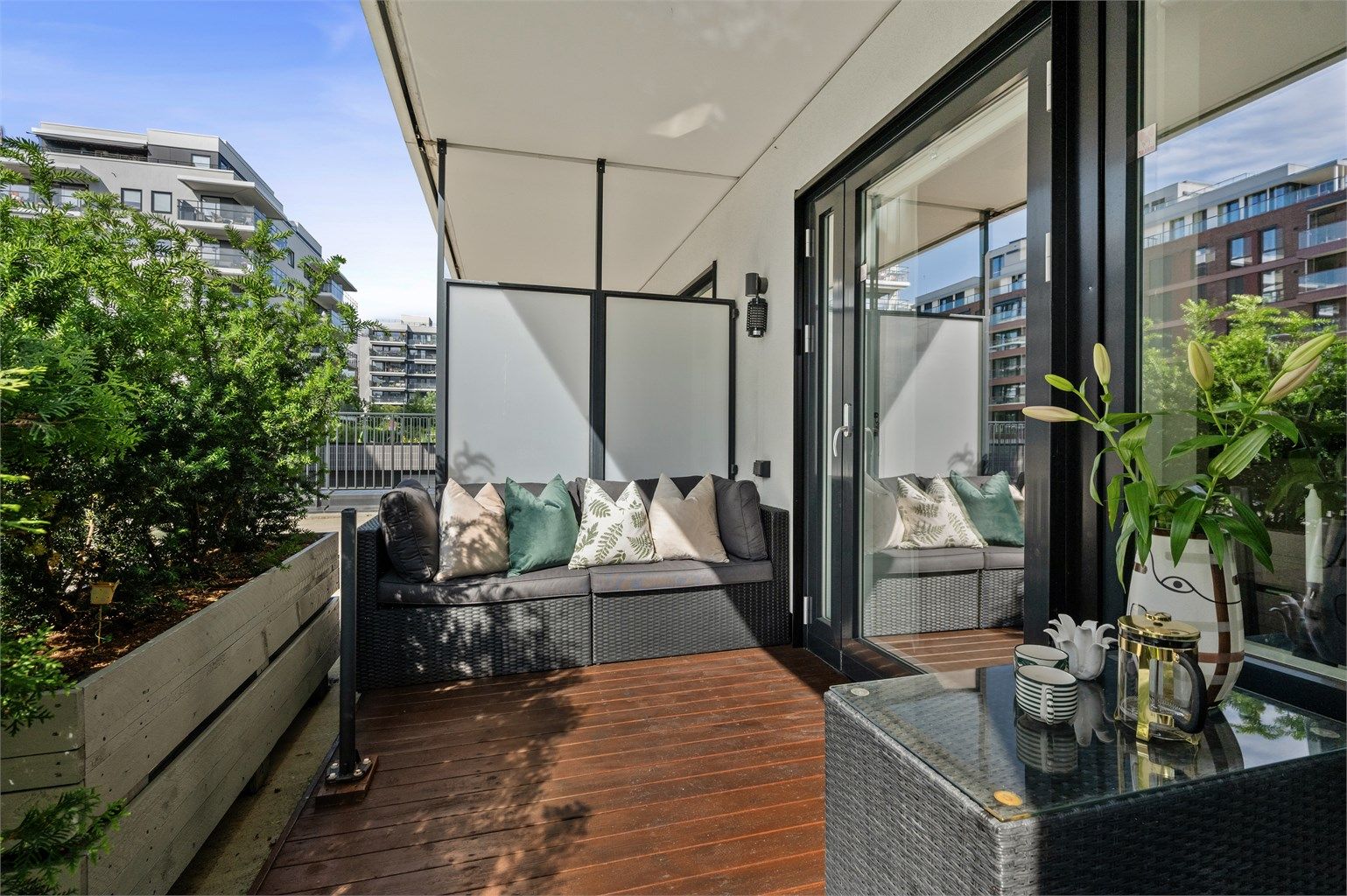 Boligen kan by på ikke bare én uteplass, men to som er unikt for en bolig som dette i området!