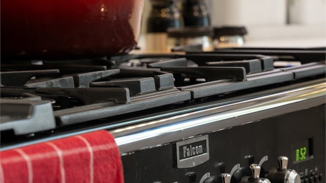 Komfyren er fra en engelsk produsent, Falcon, og har fem gassbluss, to induskjonsplater, samt to stekeovner og en mindre grillovn.